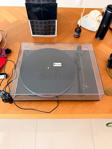 Pro-Ject Debut Carbon Vinyl Player with an Ortofon 2M Red stylus