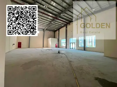 شو روم بموقع مميز على الشارع الرئيسي في صناعية أم الثعوب، بمساحة 4,500 قدم مربع، ارتفاع 10 أمتار، كهرباء 45 كيلو وات، مع حمام داخلي ومساحة أمامية كبير
