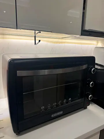 Black and Decker countertop toaster oven in good working condition