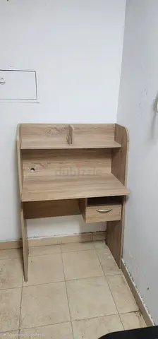 العنوان مكتب دراسة / عمل خشبي مميز وعملي - بحالة جيدة