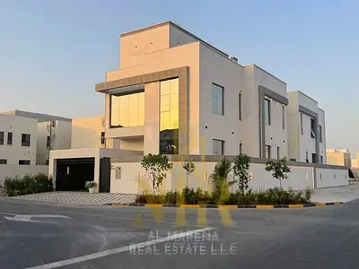فرصة مميزة لامتلاك فيلا كورنر طابقين وروف مودرن بتصميم عصري راقٍ وتشطيبات ممتازة، تجمع بين الفخامة والراحة والخصوصية