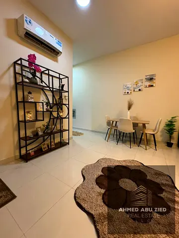 غرفة صالة كبيرة مفروشة بالكامل تكييف اسبلت مطبخ واسع حمام تشطيب راقي قريبة لمخرج دبي الشارقة