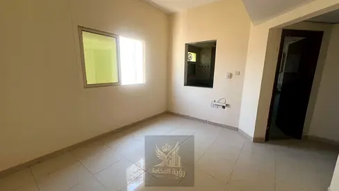 شقة للإيجار السنوي في البوطينة، تتكون من غرفة نوم وصالة وحمام ومطبخ، بموقع مميز قريب من الخدمات والمرافق، مناسبة للسكن العائلي.