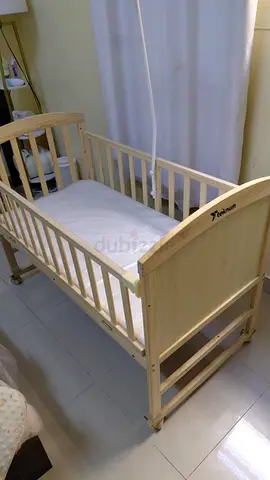Wooden Baby Crib / Bassinet in Good Condition
