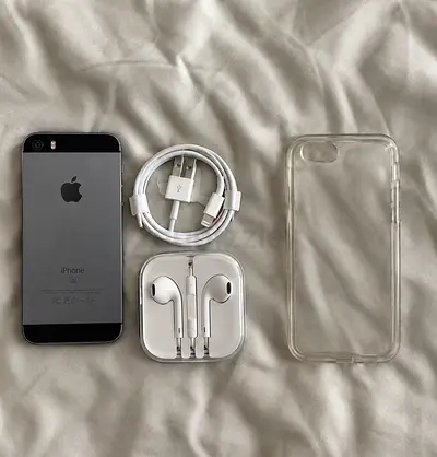 Apple IPhone SE 1ST 64GB with accessories