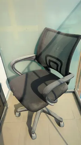 Ergonomic mesh office chair — good condition, swivel base