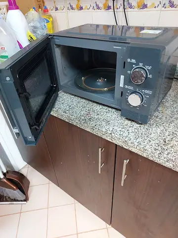 Black & Decker Microwave Oven 20L - Good Working Condition
