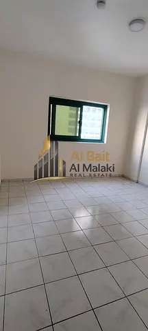 شقة واسعة غرفتين وصالة للإيجار السنوي في منطقة الخان بالشارقة – مساحة مريحة وواسعة، إيجار 38,000 درهم، الدفع على 4 دفعات حصراً، خيار مناسب للعائلات وم