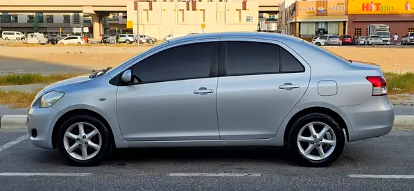 2011 Toyota YARIS 照片 4