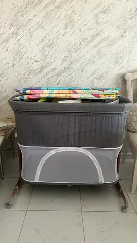 Portable Baby bed Grey with storage area . Ver good condition - سرير طفل من الولادة حتى عمر السنتين