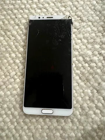 White Honor phone with cracked screen - for parts/repair