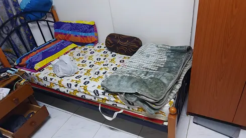 Single metal frame bed - excellent condition