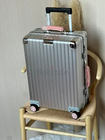 Pink handle classic Rimowa