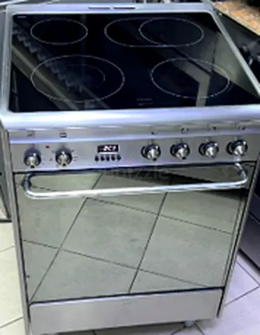 SMEG CX68CM8 Ceramic Electric Cooker - Price Reduced AED 490