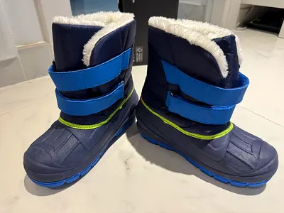 Kids navy blue winter boots with fleece lining, velcro straps.