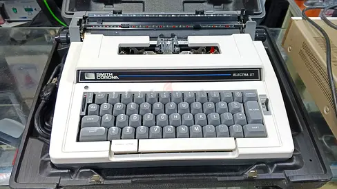 Vintage Smith Corona Electra XT Electric Typewriter With Case