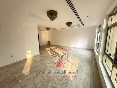 اكبر مساحة ثلاث غرف وصالة مع بلكونة باطلالة مفتوحة و باركين مجانا