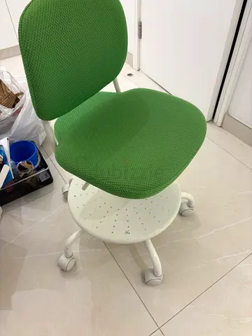 Green ergonomic office chair on wheels - good condition
