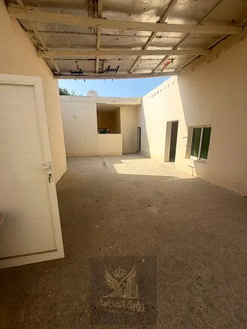 بيت عربي للإيجار السنوي في الناصرية بيت عربي واسع ومميز، مناسب للعائلات وللشركات، ويتميز بمساحات جيدة وعدد غرف مناسب، بالإضافة إلى حوش يوفر مساحة إضا