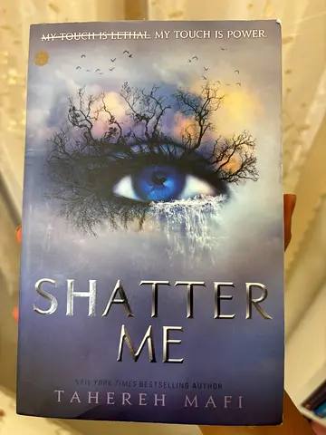 Shatter Me by Tahereh Mafi - Paperback