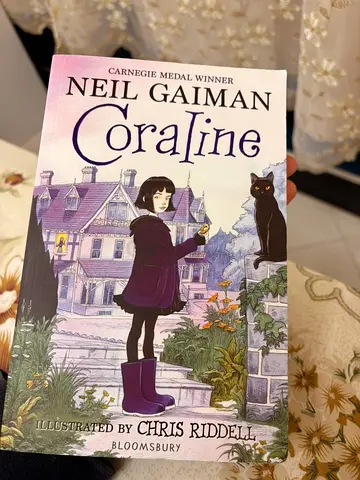 Coraline by Neil Gaiman - Illustrated Edition (Chris Riddell)
