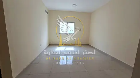 غرفة وصالة تشطيب حديث ومساحة واسعة موقع مميز في القليعة قريب لمخرج دبي وشاطئ لحيرة مع حمامان