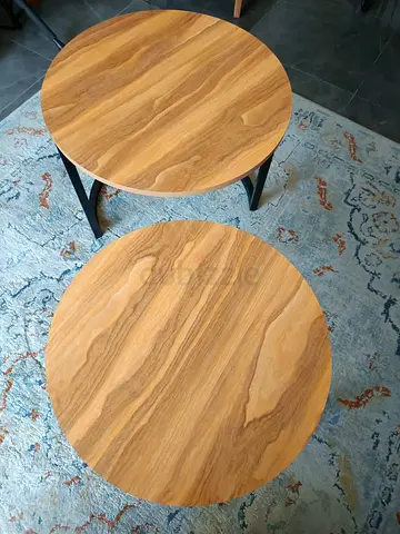 Set of 2 round wooden side tables with metal legs