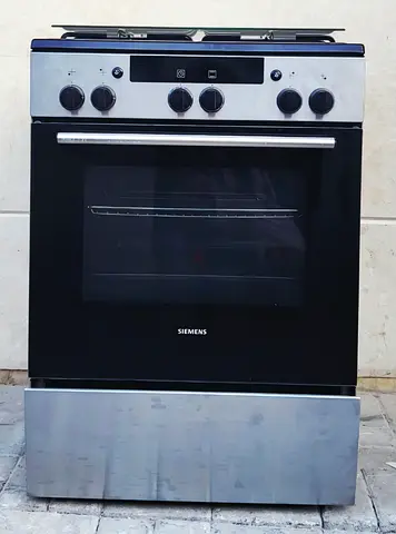 SIEMENS 60×60 CM gas cooker with 4 burners, perfect working condition