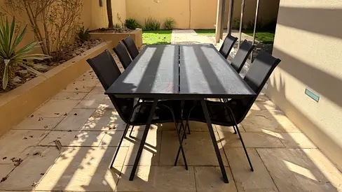 Outdoor dining table with 6 chairs - great condition