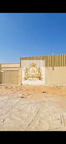 ارض مسوره للبيع بالشارقه .. منطقه الصجعه الصناعيه ..  ارض مبنيه .. مساحه 10860 قدم مربع .. يوجد بها كهرباء و مياه .. كهرباء 25 kv..