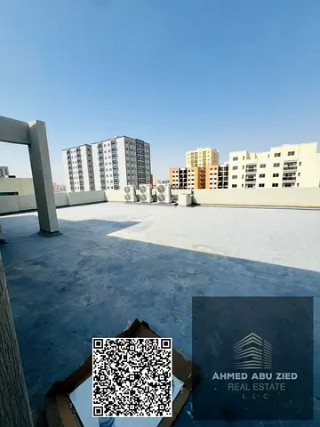 غرفة وصالة للإيجار السنوي – أول ساكن في الجرف 3، عجمان. روف كبير، غرفة ماستر، 2 حمام وبلكونة بإطلالة مفتوحة. بجوار مركز فزعة والسوق الصيني وقريب من جم
