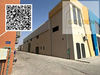 مستودع مستقل بالكامل جديد أول ساكن على الشارع الرئيسي، مجهز بكهرباء 160 كيلو وات وارتفاع 11 متر، مع مكاتب إدارية وحمامات داخلية ومطبخ تحضيري، وبوابة أ