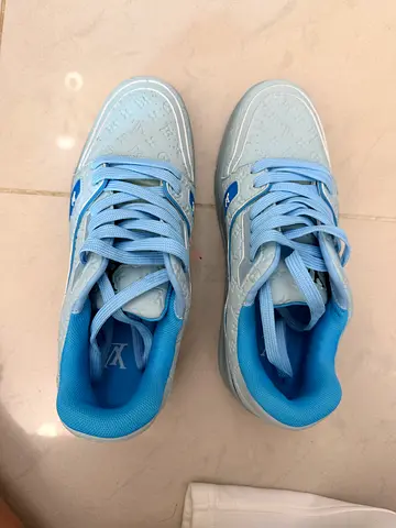 Lv sneakers not used brand new