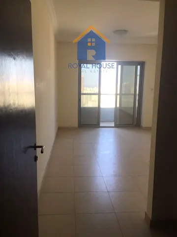 للبيع غرفة وصاله مع موقف سياره بالخان