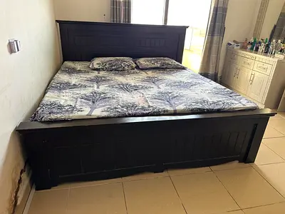 King size dark wood bed frame with mattress. Bed size 180x190