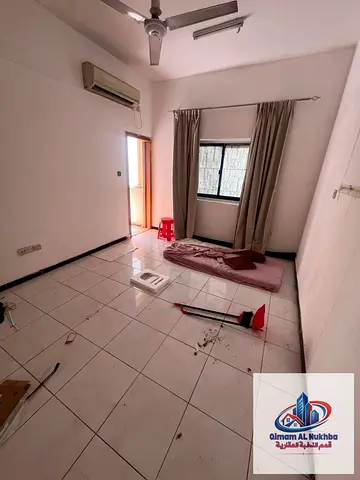 A beautiful studio close to all amenities, featuring a balcony, built-in wardrobes, and a separate kitchen.