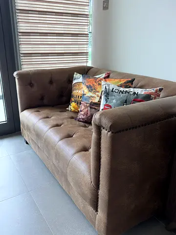 Brown tufted 2-seater sofa in excellent condition