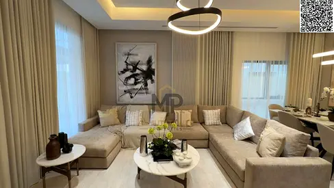 فيلا راقية بتصميم عصري ومساحات واسعة، تتميز بتوزيع عملي ومناسب للعائلات الكبيرة