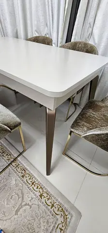 Extendable  modern dining table with 6 chairs in excellent condition