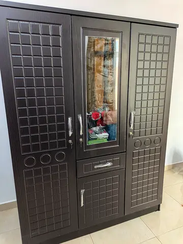 Hi I want to sale 3 door cabinet brand new big size