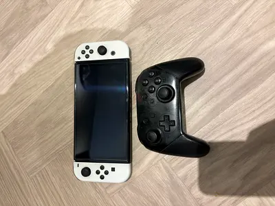 Nintendo Switch OLED (White) with Pro Controller with screen protector
