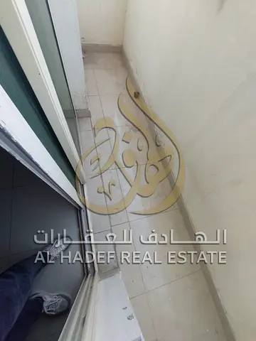 شقة غرفة وصالة متاحة للإيجار في منطقة الخان، بتقسيم عملي ومساحات واسعة جدًا، مع موقع مميزبلكونة تضيف مساحة خارجية عملية ومميزة.