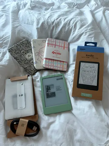 Kindle 11 gen 16gb - Matcha, with a cases