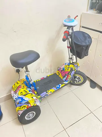 Kids Three-Wheel Electric Scooter with Seat and Front Basket - Colorful Graffiti Design
