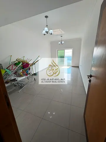 الايجارالسنوي في عجمان منطقة  الجرف 2 جنب مركز دلتا والمدرسة الاهليه وقريب المدرسة الواطيه البنايه عائلات شقه غرفتين وصاله 3 حمام وبلكونه تكيف مركزي