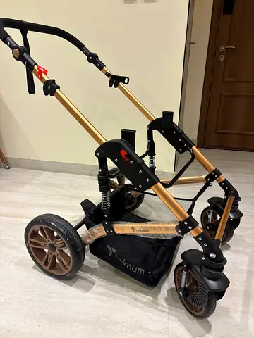 Teknum Stroller chassis/frame bassinet and car seat in perfect condition (never used) – gold/black