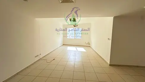 شقة ثلاث غرف وصالة للايجار السنوي في منطقة التعاون الشارقة باركن مجاني جيم ومسبح مجاني كيدز اريا غرفة خادمة ماستر بلكونة اطلالة مفتوحة موقع متميز
