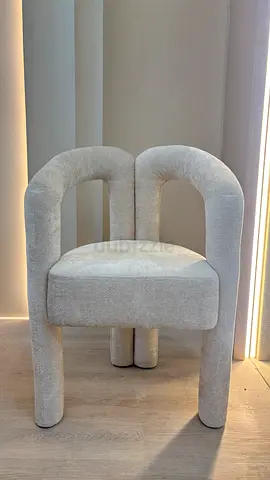 Plush Curved Accent Chair in Cream Bouclé - Modern Design