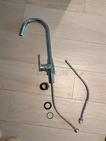 Single-handle kitchen faucet tap with hoses (1 week used, good condition)