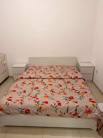 Queen bed + mattress + 2 side tables